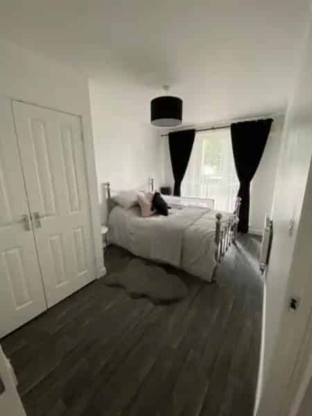 Large 2 Bedroom Flat near High Street with 20ft Balcony