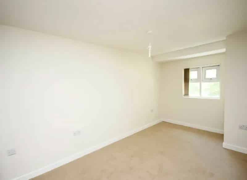 One Double Bedroom Art Deco Flat with Parking