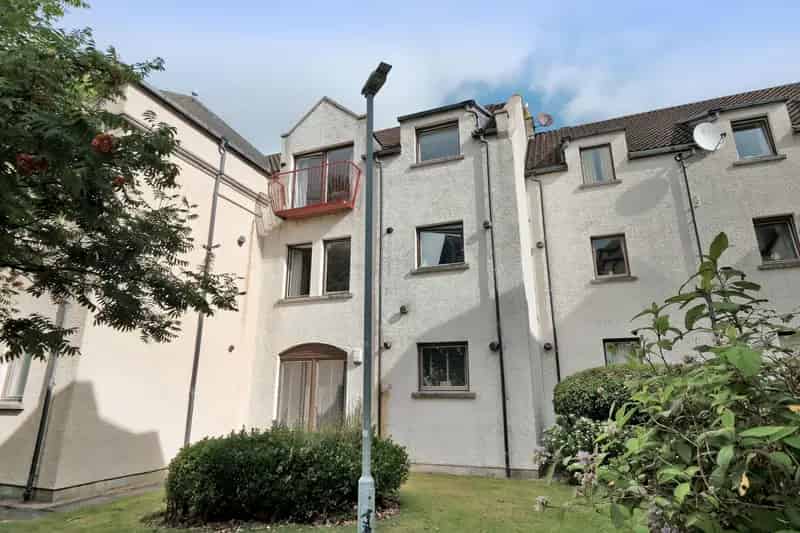 Spacious 2-Bed Top Floor Apartment Near Aberdeen University