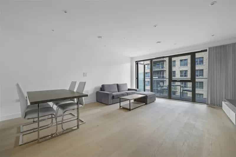 2 Bedroom Apartment with Skyline Views and Balcony