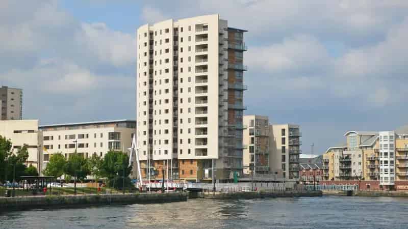 2 Bedroom Apartment Cardiff Bay Water Views Balcony Parking