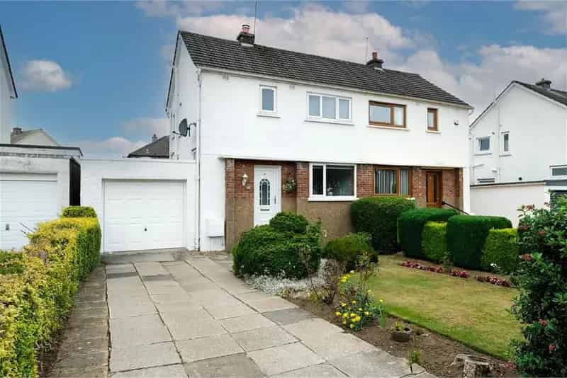 2 Bed Semi Detached House with 2 Reception Rooms and 2 Garages