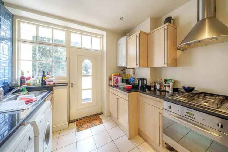 2 Double Bedroom Flat Kennington Top Floor Private Balcony