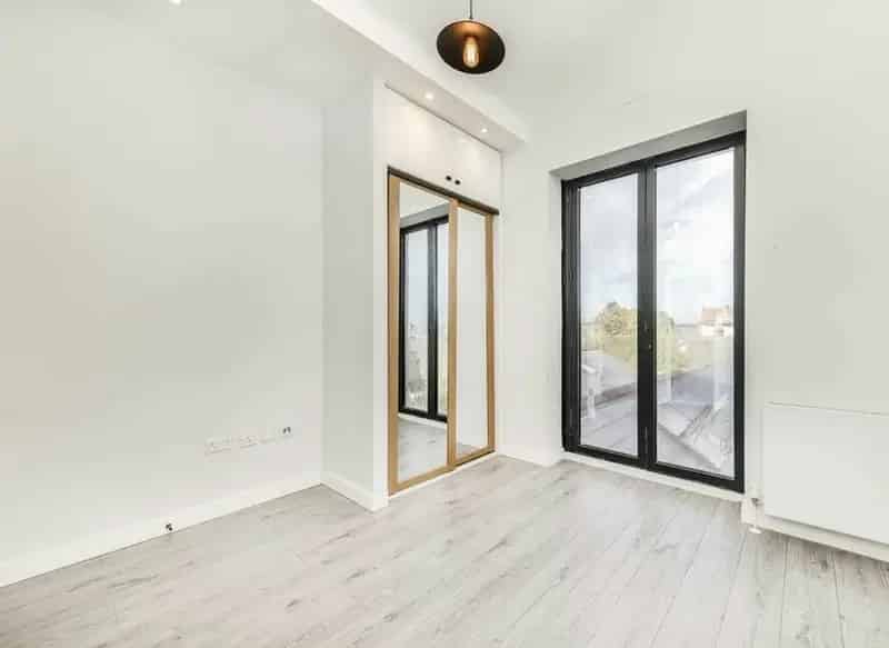 Bright Double Bedroom Flat with Juliette Balcony and Modern Amenities