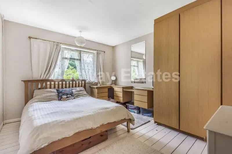 3 Bed House for Sale in Mill Hill Poets Corner