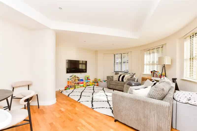 2 Bedroom Apartment for Sale Near Stations and Shops