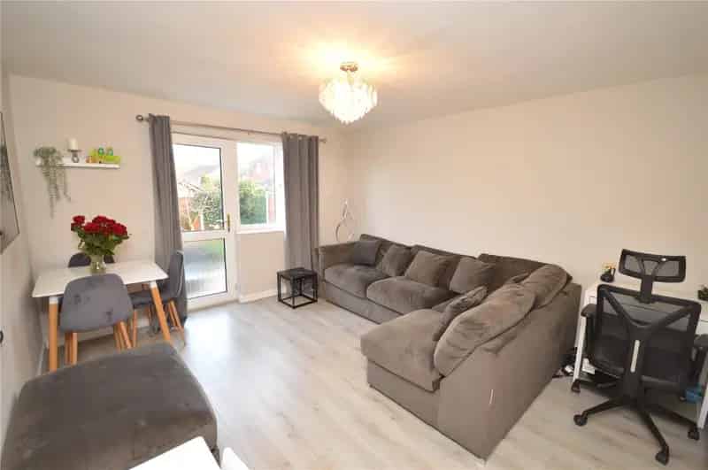 2 Bed Semi Detached House Near Motorways And Schools