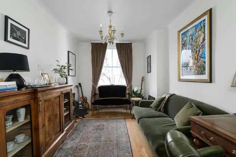 Two Bedroom Apartment in Period Conversion with Communal Gardens