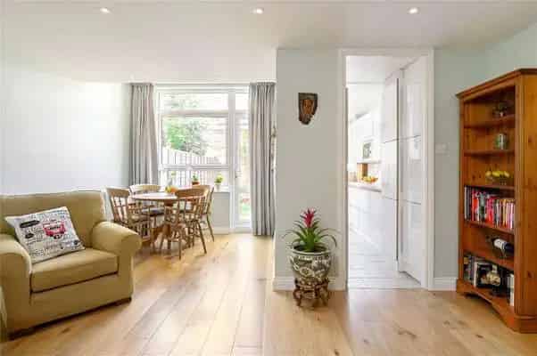 Spacious 2-Bedroom Duplex with Private Garden in Islington