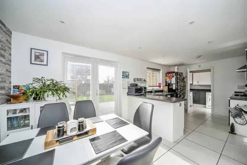 4 Bed Family Home Large Garden Garage Summerhouse