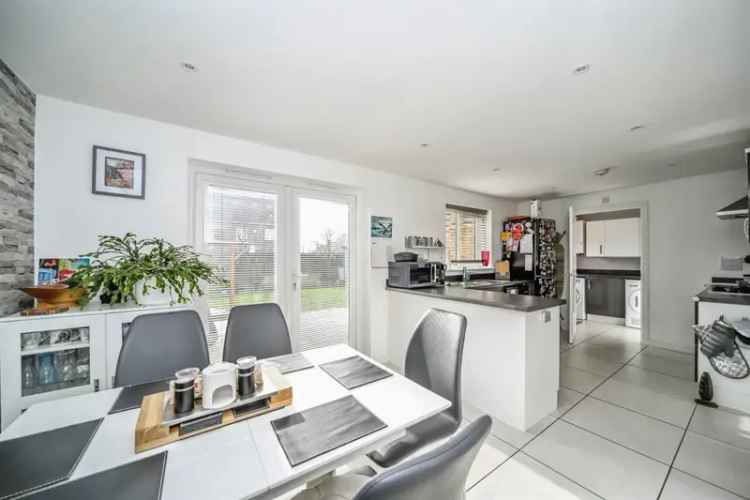 4 Bed Family Home Large Garden Garage Summerhouse