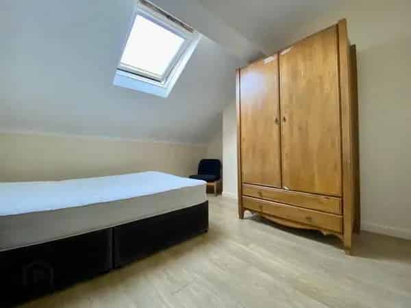 2 Bed Top Floor Apartment Near Queen's University Belfast
