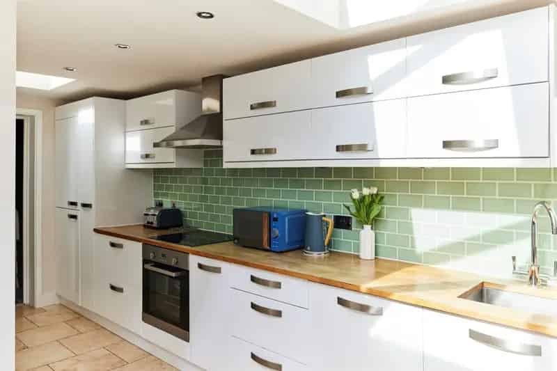 Two Double Bedroom Semi-Detached Home Near Weybridge Station