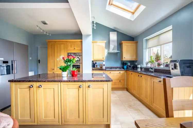 5 bedroom semi-detached house for sale