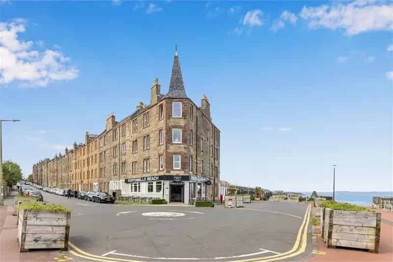 2 Bed Flat Second Floor 1 Reception Room Sea View