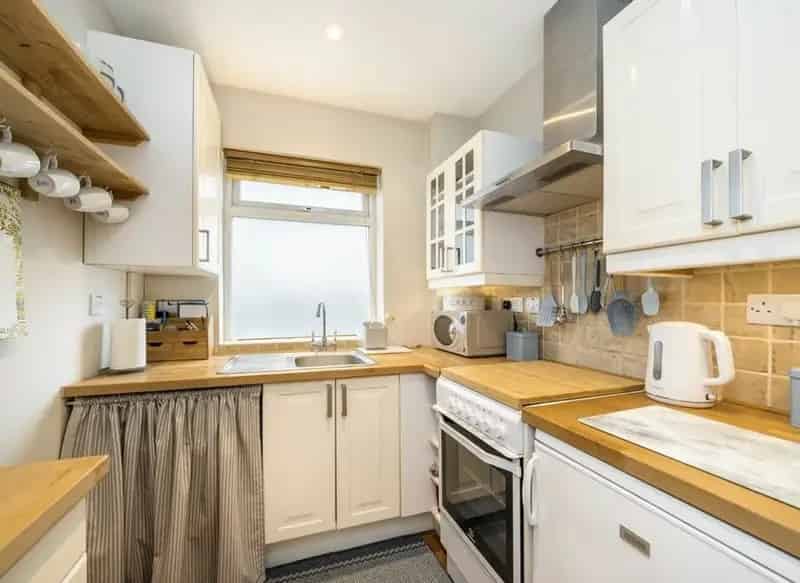 Modern 1 Bedroom Flat Mortlake Road Ground Floor Period Conversion Off Street Parking