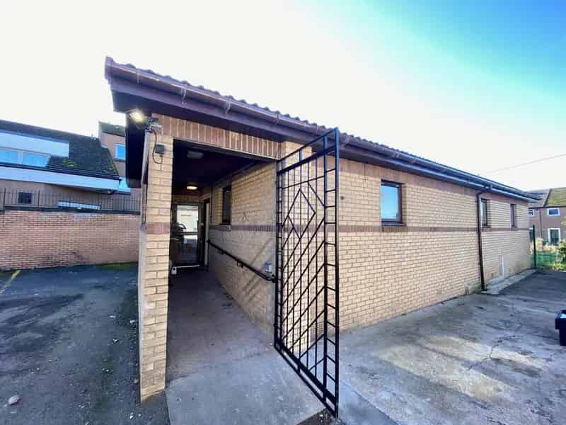 Modern 4 Treatment Room Clinic To Lease