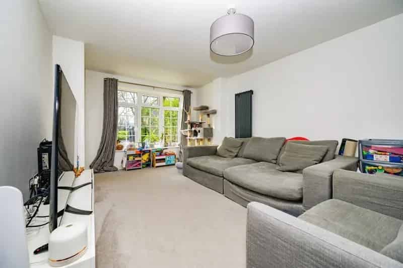 3 Bedroom Extended Family Home Near Shops and School