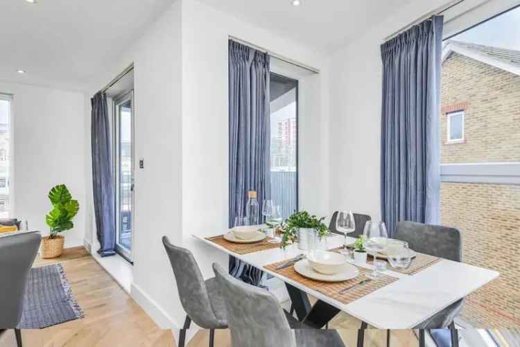 Flat For Sale in London, England