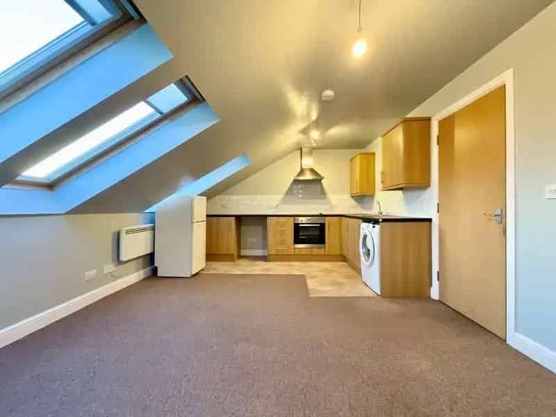 2 Bed Flat for Sale Near M48