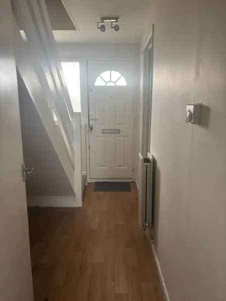 2 Bed Top Maisonette Near Shops and Parks