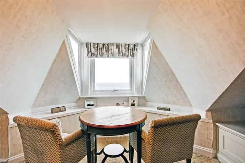 Spacious 2-Bed Top Floor Property in Cullercoats with Panoramic Bay Views