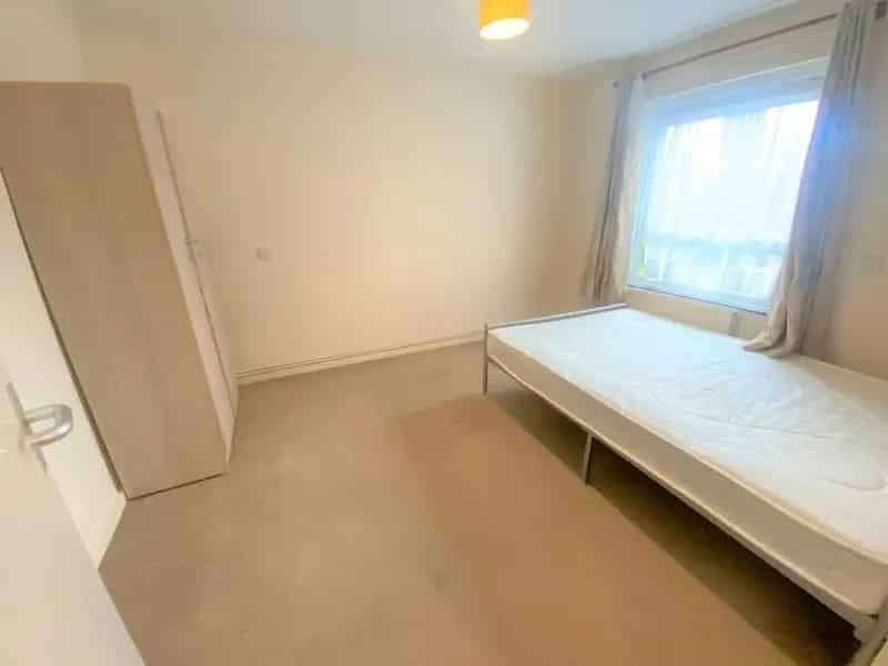 Modern Ground Floor Apartment Leasehold Near Motorway Train Station
