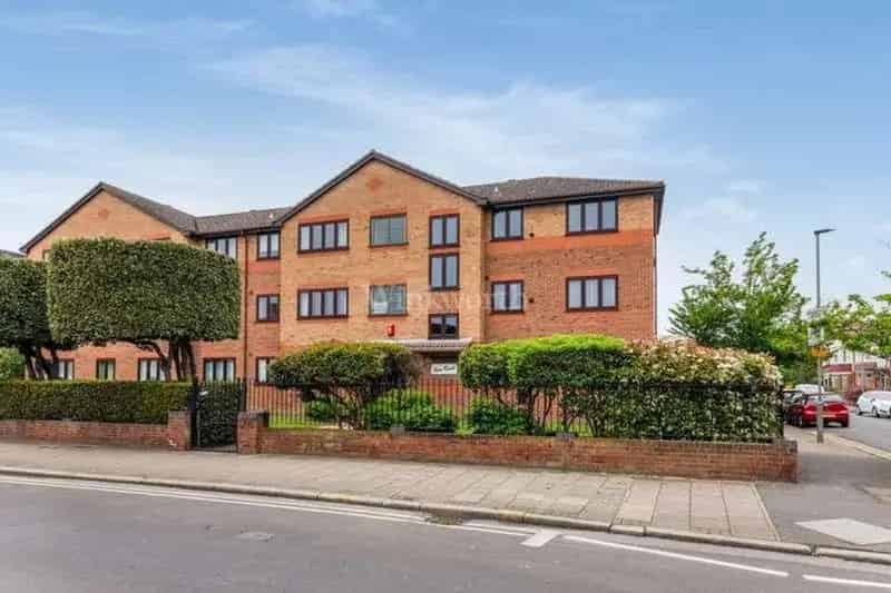1 Bedroom Flat for Sale Near Clock House Station