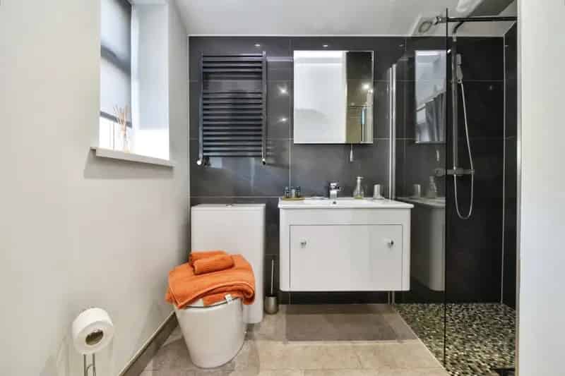 3 Bedroom Terraced House Near Amenities and Transport
