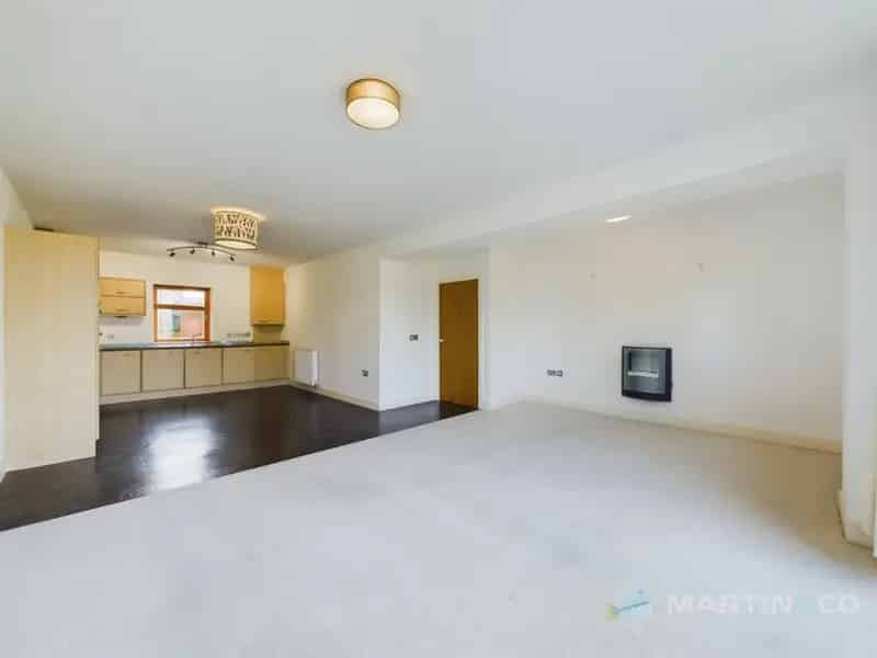 2 Bedroom Flat For Sale Modern Apartment City Centre Parking