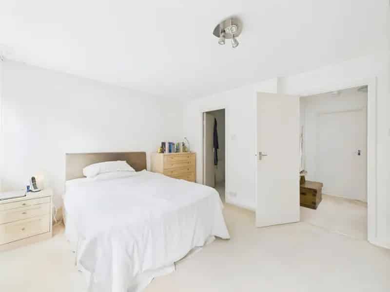3 Bedroom Townhouse Near Horsham Town Centre