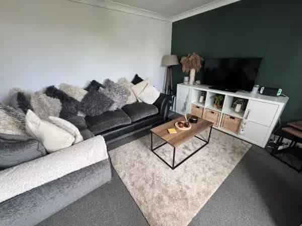 2 Bedroom Ground Floor Flat with Garden Pet-Friendly Near Schools