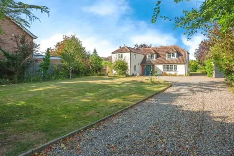 3 4 Bedroom Detached House Belton Original Features Large Garden Garage