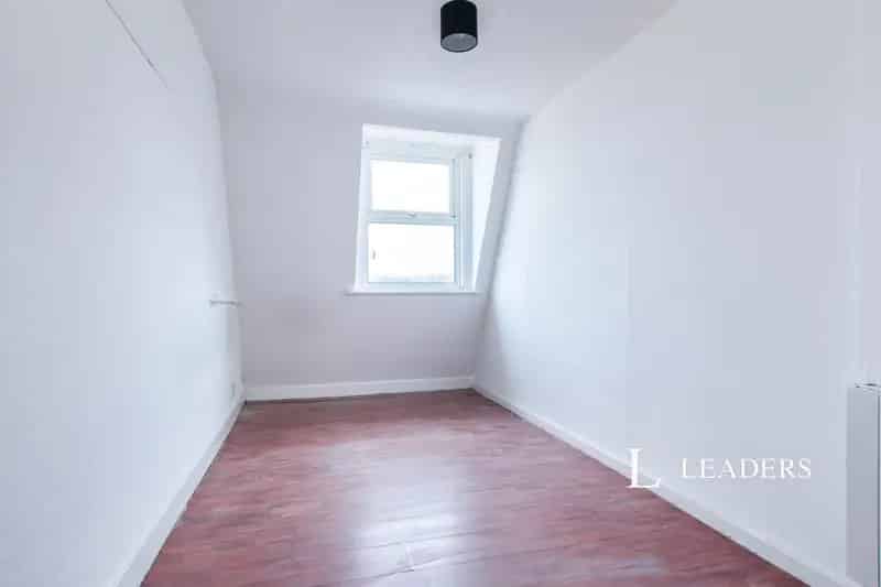 2 Bedroom Flat No Deposit Available Now Old Christchurch Road
