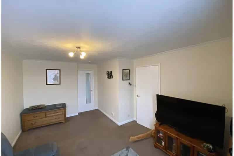 1 Bed Flat Upper with 1 Reception Room and Parking