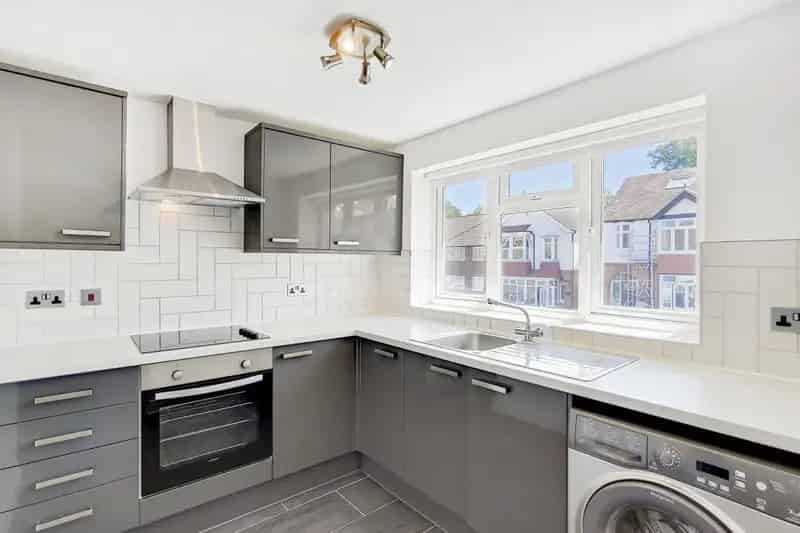 2 Bed Ground Floor Maisonette Worcester Park Modern Kitchen Gated Parking