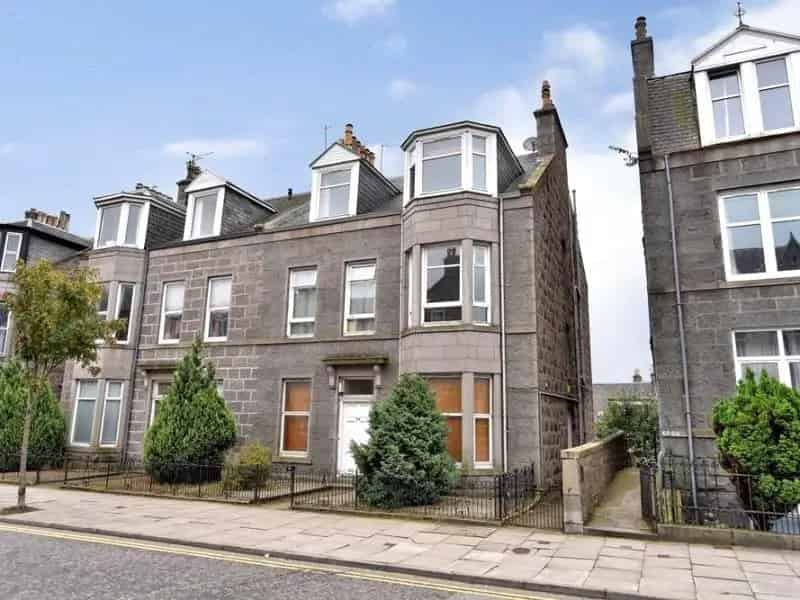 2 Bedroom Flat to Rent Fully Furnished Large Garden