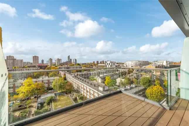 Flat for sale in Albert Bridge Road, London SW11