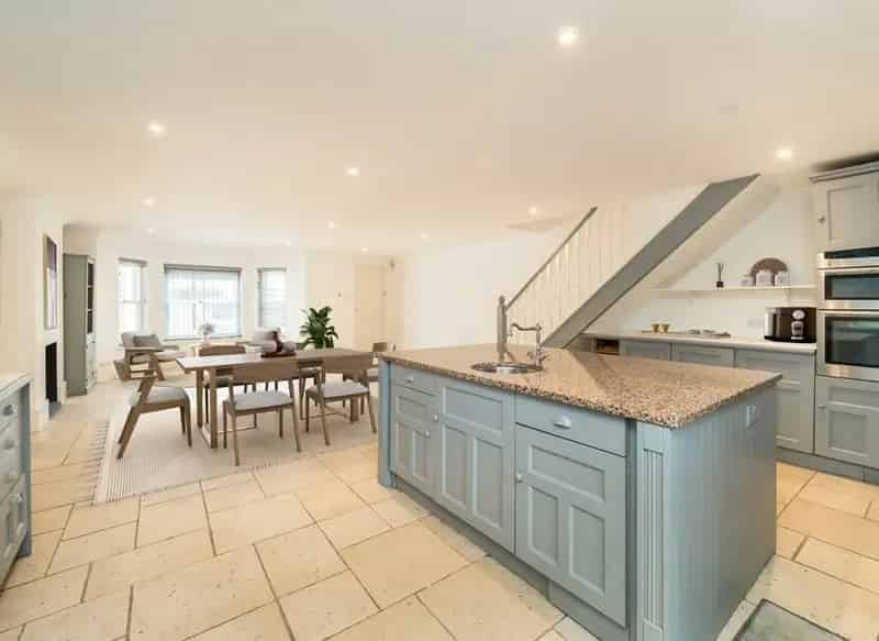 Sophisticated 5-Floor Home near Clapham Old Town