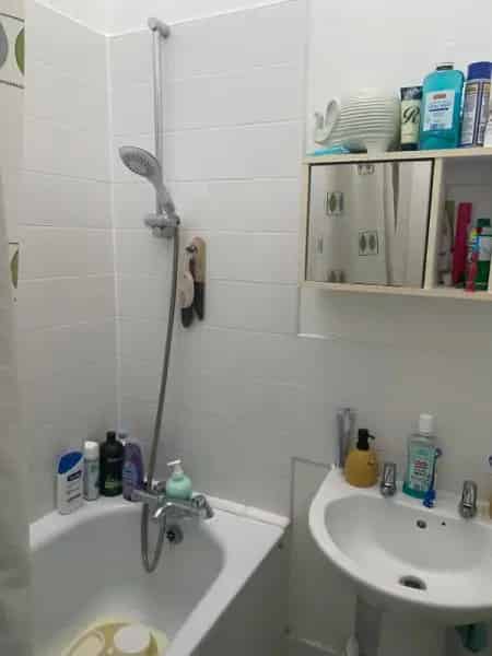 Property Near Shops Schools and Transport Spacious One Bedroom Flat Available