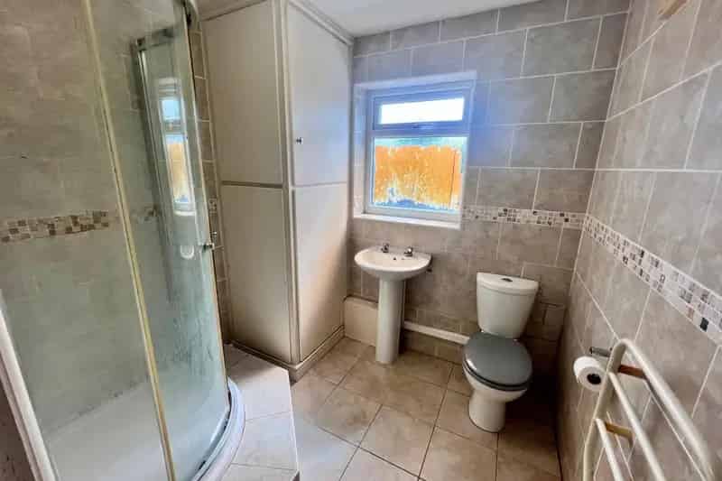 Spacious One Bedroom House Near Beach