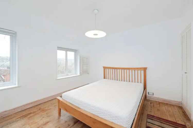 Three Bedroom House with Large Garden Near Chesham Grammar School