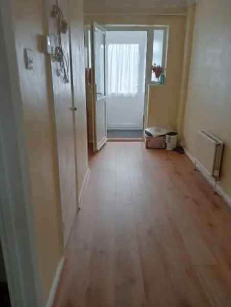 Flat For Rent in Waverley, England