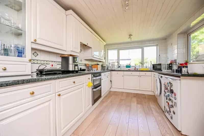 Elegant 5-Bed Semi-Detached Home in Grassendale