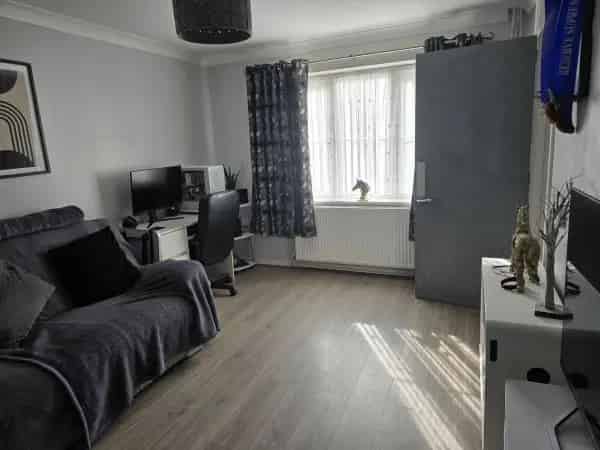 3 Bed Semi Detached House Near Shops and Schools