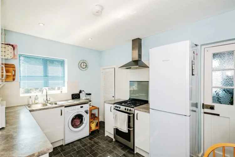 2 Double Bedroom Apartment with Private Garden and Garage in Goring