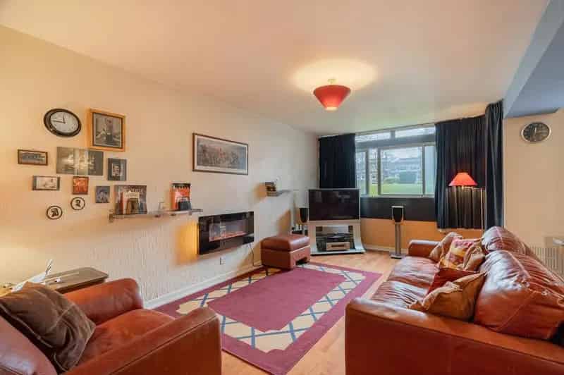 1 Bedroom Ground Floor Flat with Communal Gardens and Garage