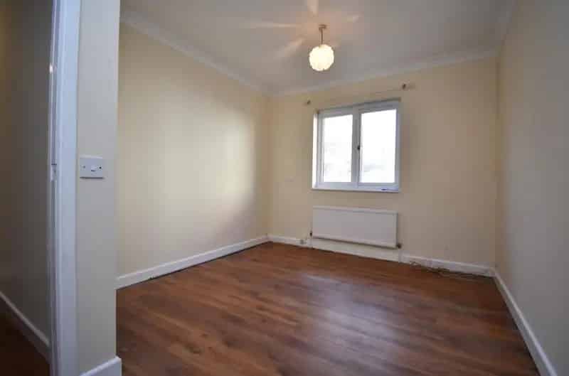 1 Bed House for Sale - Leasehold Property with Private Entrance