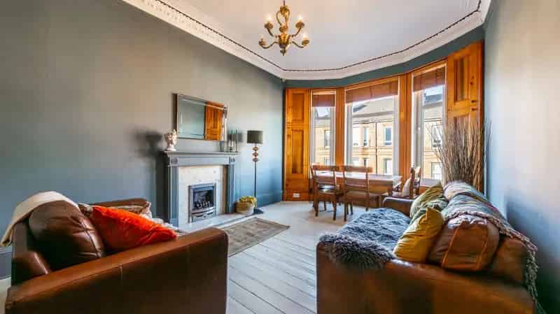 2-Bedroom Top Floor Apartment Near Crosshill Rail Station