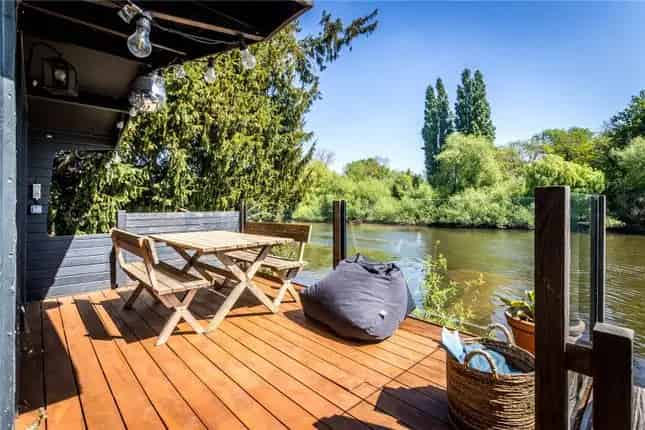 Detached House for Sale in Strawberry Vale Twickenham London